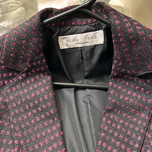 Cute short blazer with an asymmetrical look. Shorter in the front than the back. - Picture 5 of 5
